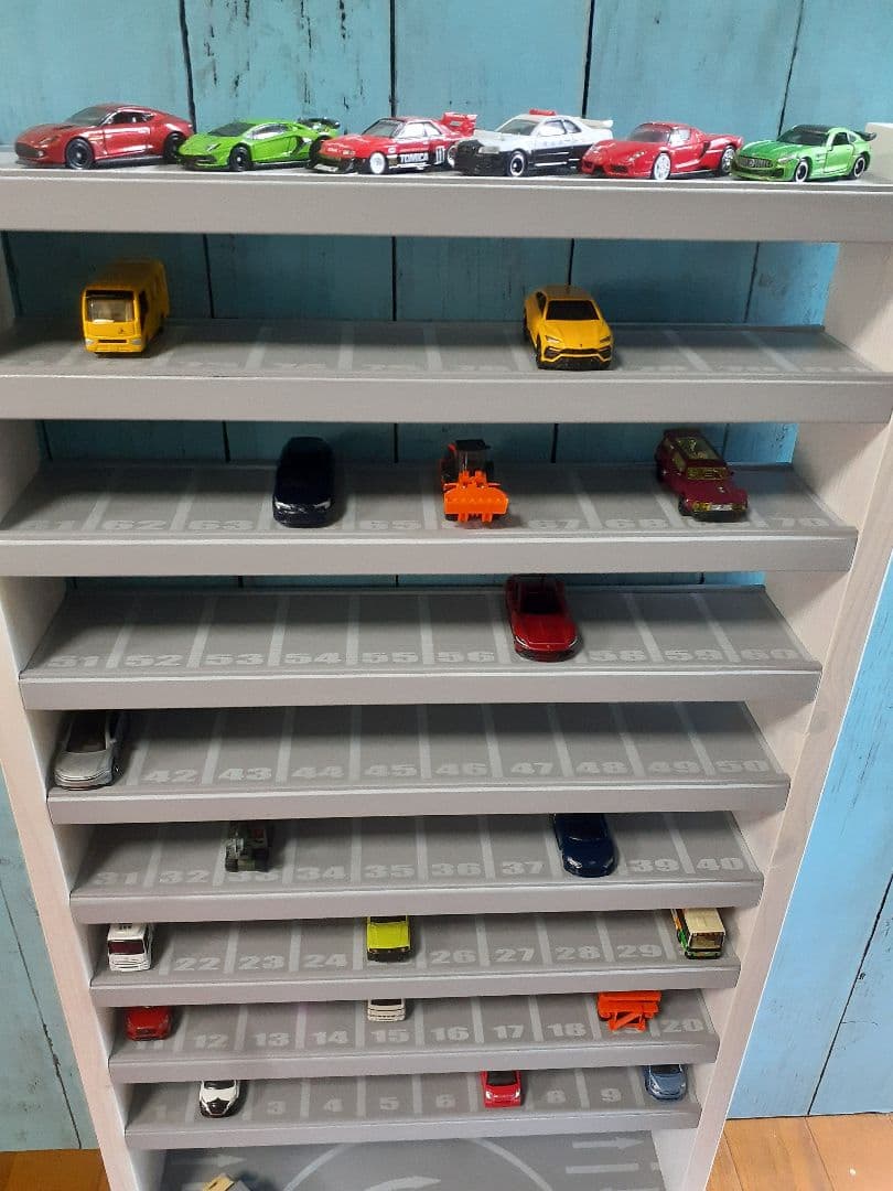 クリスマスプレゼントに！自作トミカ収納棚10段90台ロータリー交差点付き