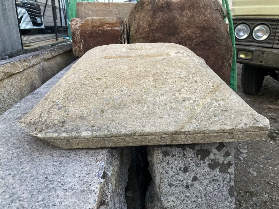 宝殿竜山石燈篭残欠　傘　中台　竿　基礎　黄竜石