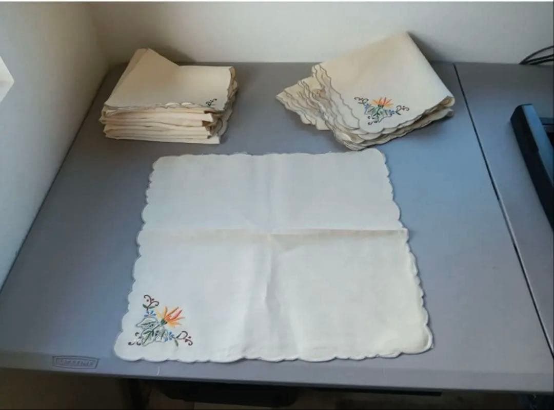 香港ヴィンテージ　刺繍　テーブルクロス お揃いのナプキン12枚OOAK刺繍花柄