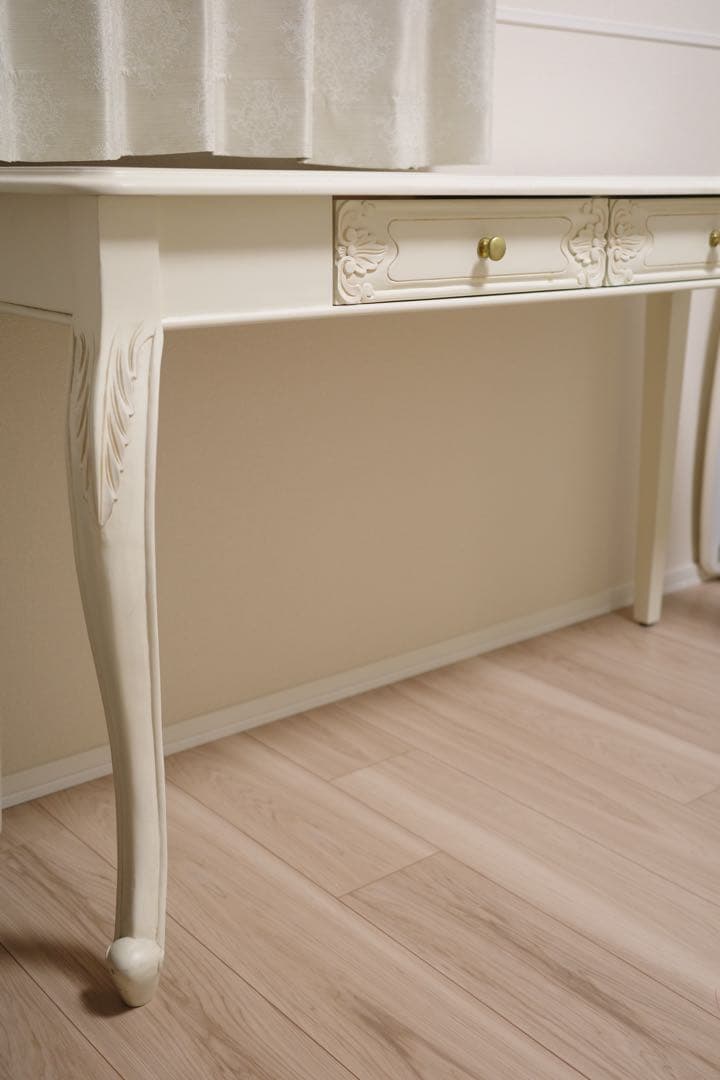 ロココ調アイボリーの2引き出しテーブル