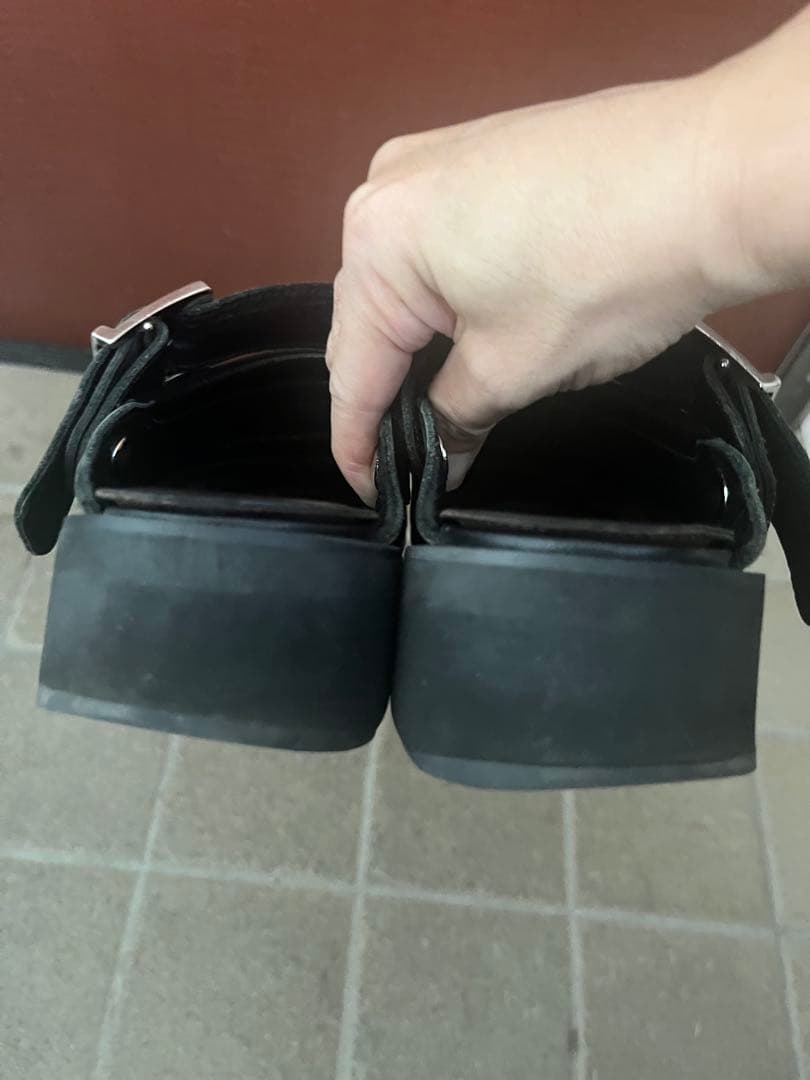 Simply complicated BELTED mule レザーサボサンダル