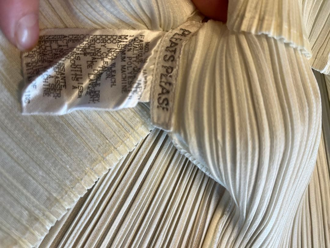 プリーツプリーズ　長袖トップス 白　サイズ4