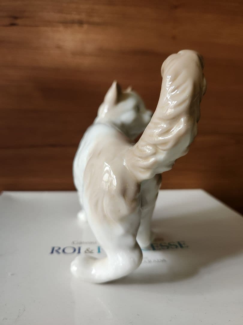 ホワイトとベージュ　猫　リヤドロ　NAO アンティーク　LLADRO 置物　陶器