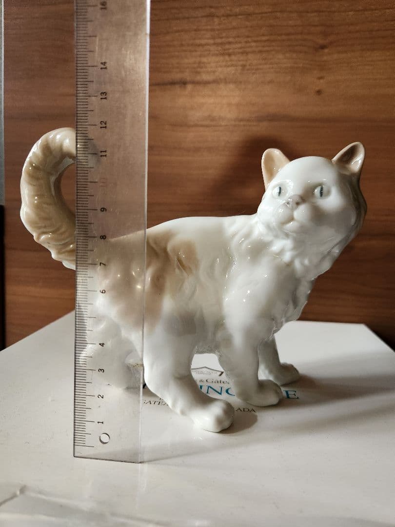 ホワイトとベージュ　猫　リヤドロ　NAO アンティーク　LLADRO 置物　陶器