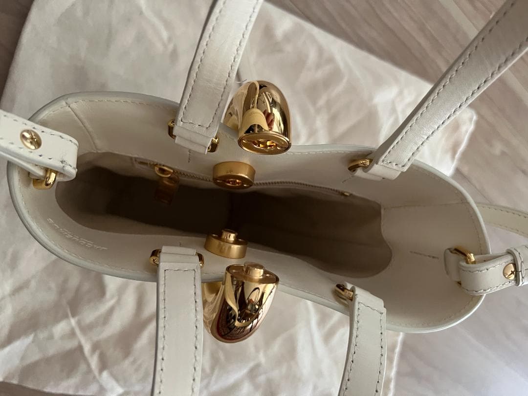 11 JACQUEMUS ホワイトレザーショルダーバッグ