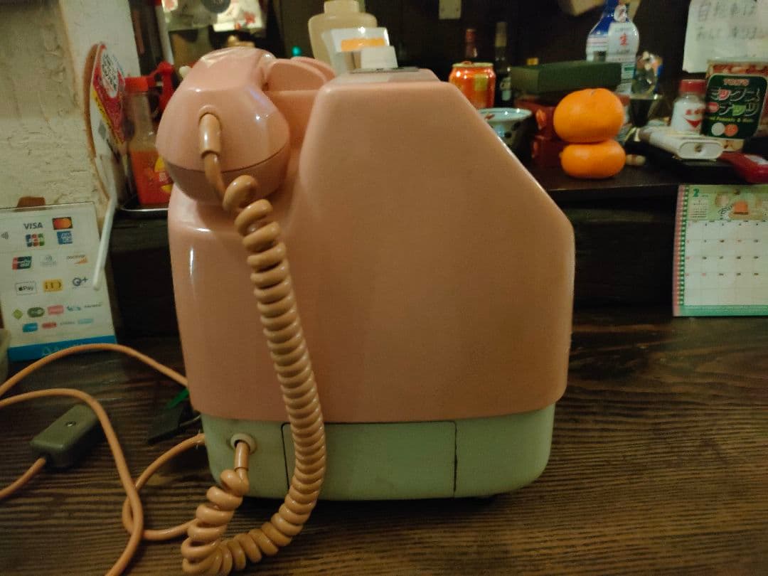 ピンクの電話