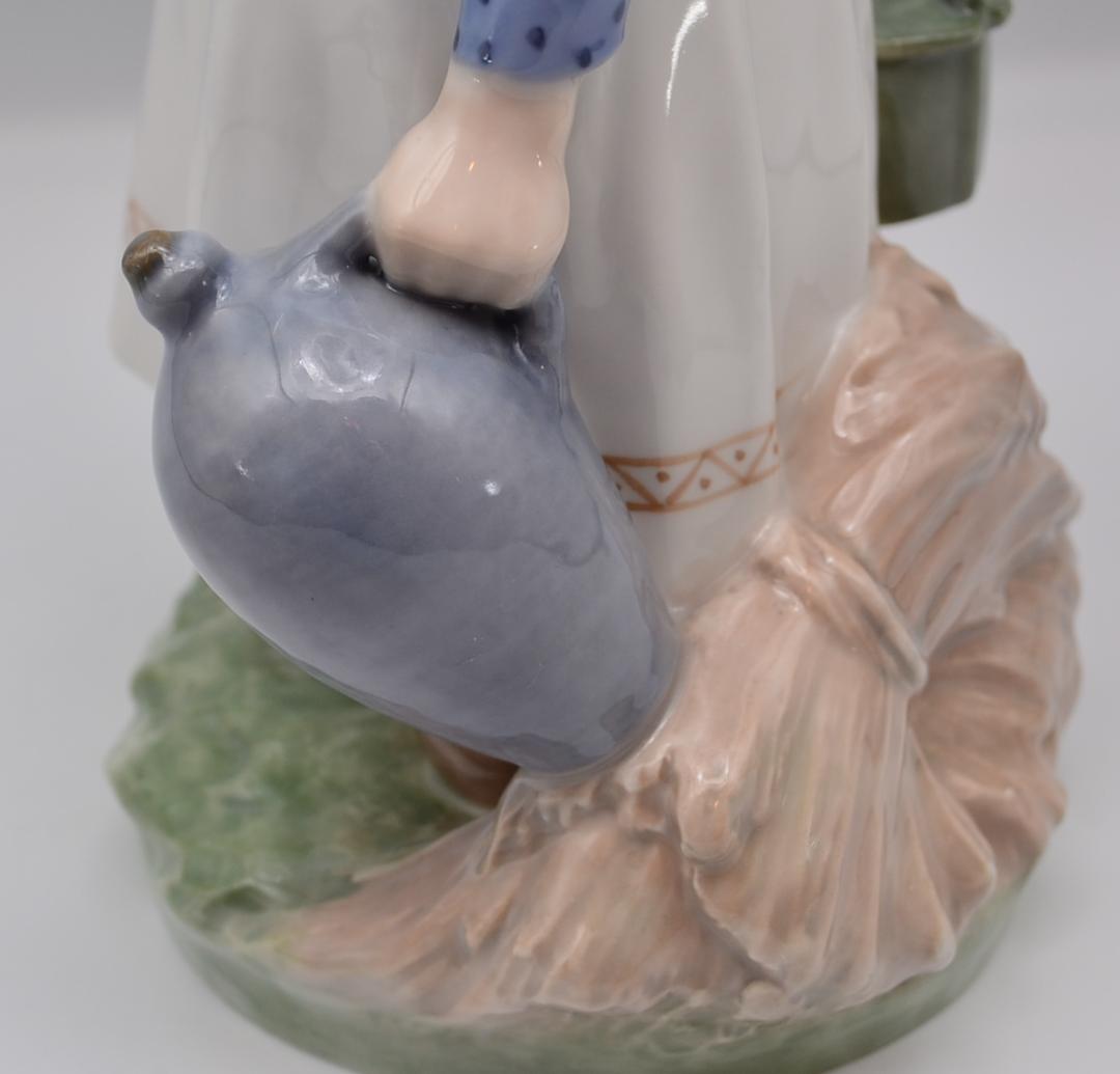 食事を運ぶ女性　＃815　★ロイヤルコペンハーゲン　デンマーク　ヴィンテージ