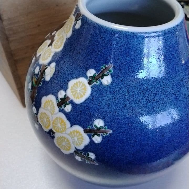 九谷焼花瓶　九谷庄三洞　武腰一憲作　梅花図陶器花瓶 木箱付き