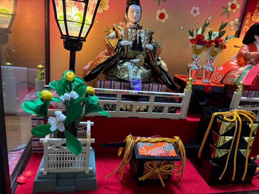 雛人形　極上本頭　高級西陣織仕立て　ガラスケース　オルゴール付き