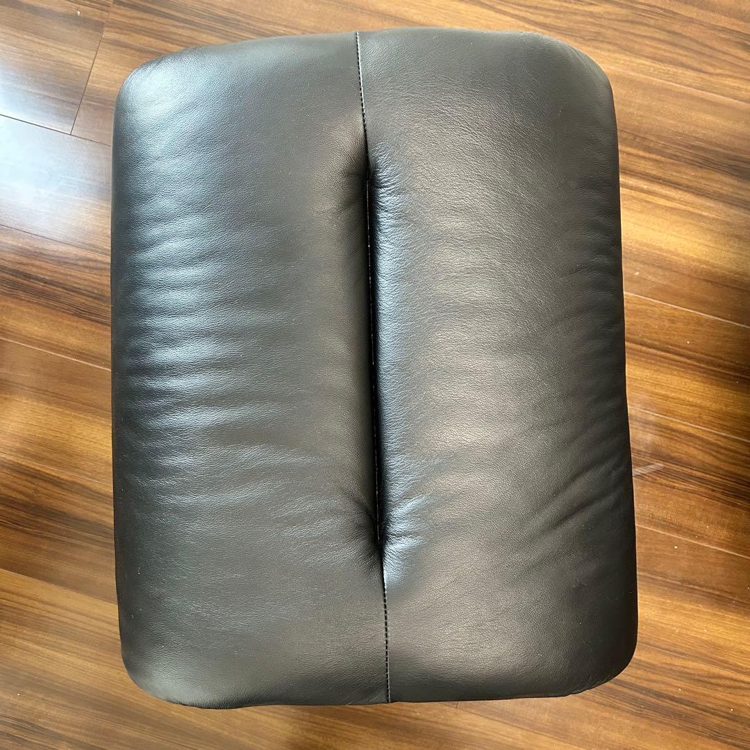 Stressless® 黒のレザーオットマン