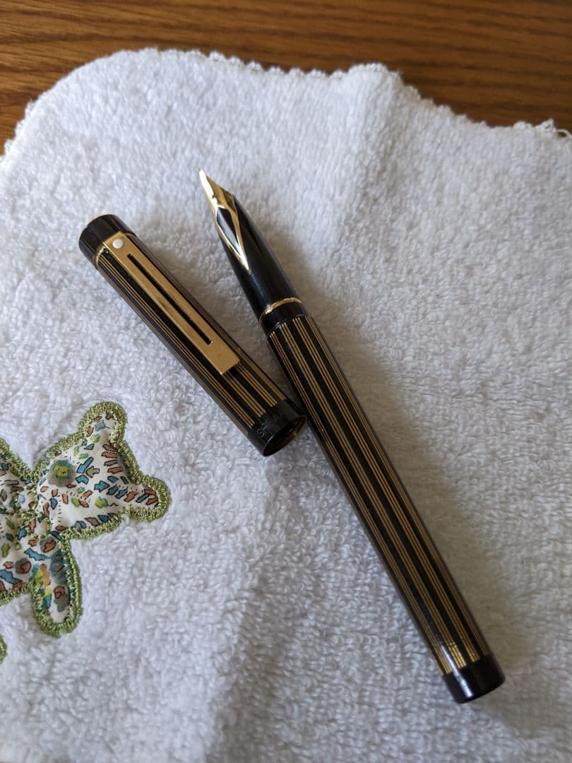 万年筆 黒と金のストライプデザイン