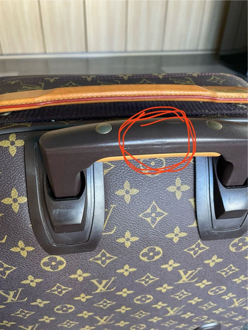 Louis Vuittonのモノグラムデザインの中型キャリーケース