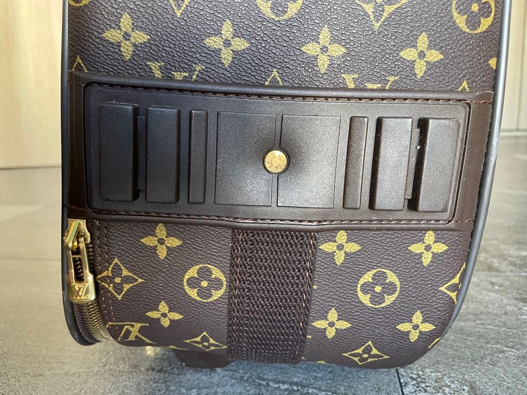 Louis Vuittonのモノグラムデザインの中型キャリーケース
