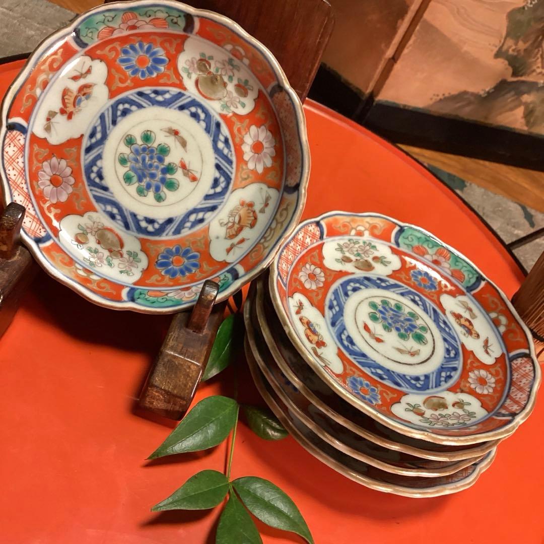 A1028 古伊万里　染錦手　輪花型　見込牡丹に蝶　窓絵　花唐草　小皿　5枚