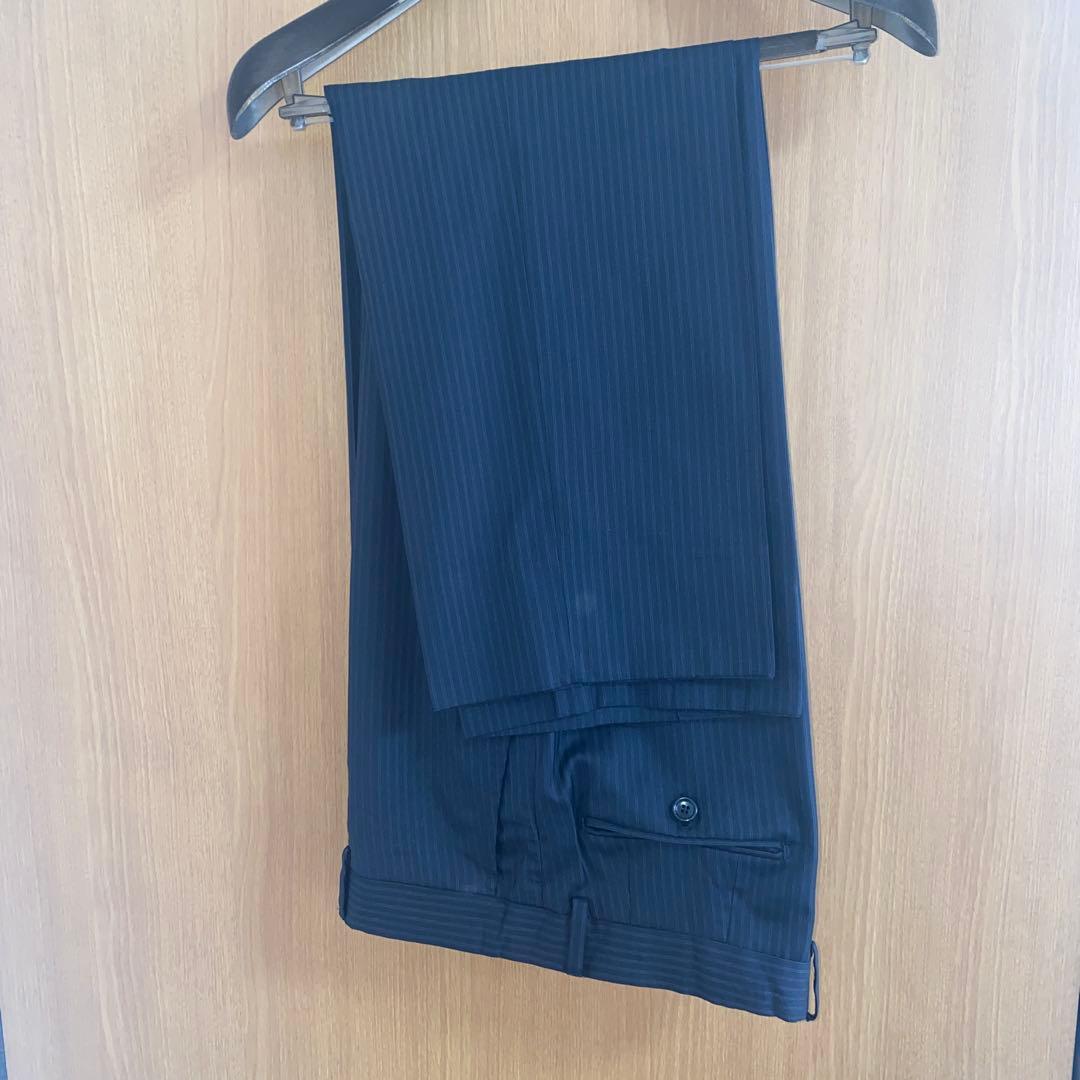 GUCCIストライプスーツブラックにネイビーストライプ52