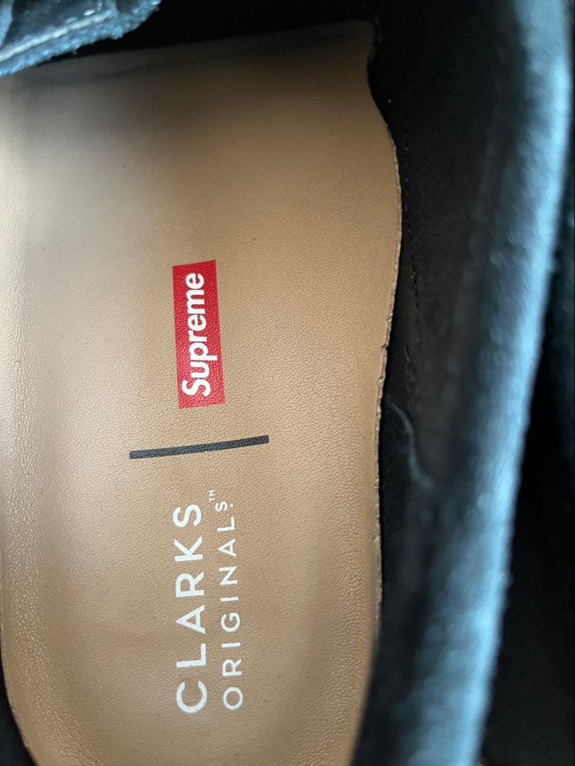靴 supreme clarks