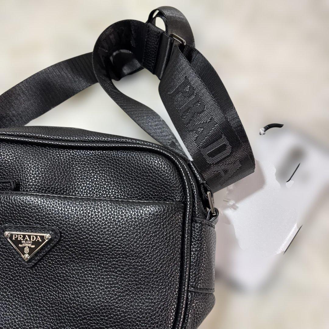 PRADA ブラックレザーショルダーバッグノベルティ