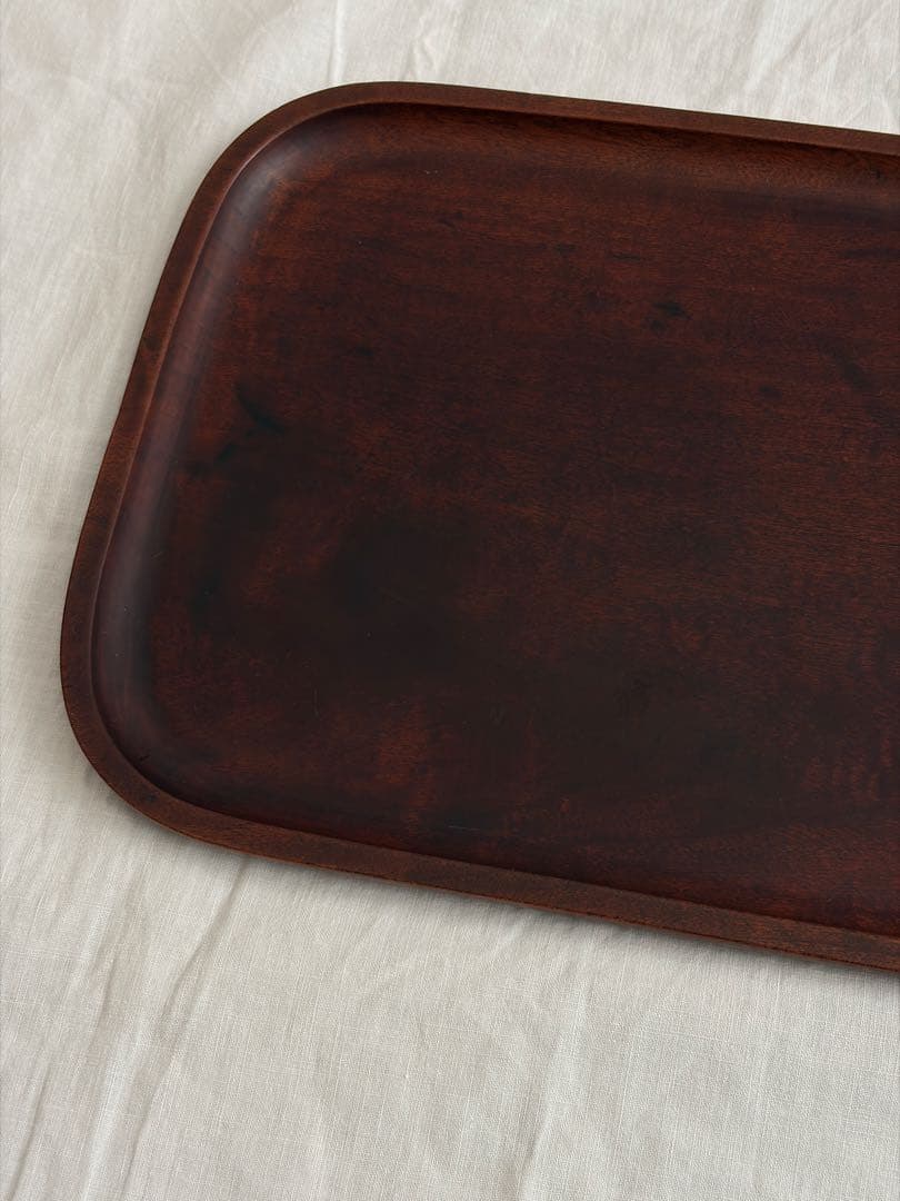 いい木味の木地盆 木製 角盆 膳 お盆 無垢材 桜文様彫刻 古道具 古民具 酒器