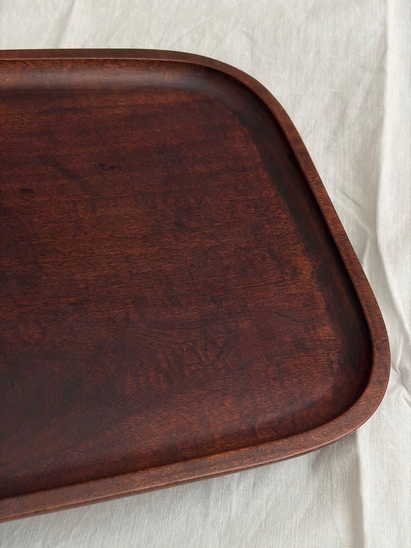 いい木味の木地盆 木製 角盆 膳 お盆 無垢材 桜文様彫刻 古道具 古民具 酒器