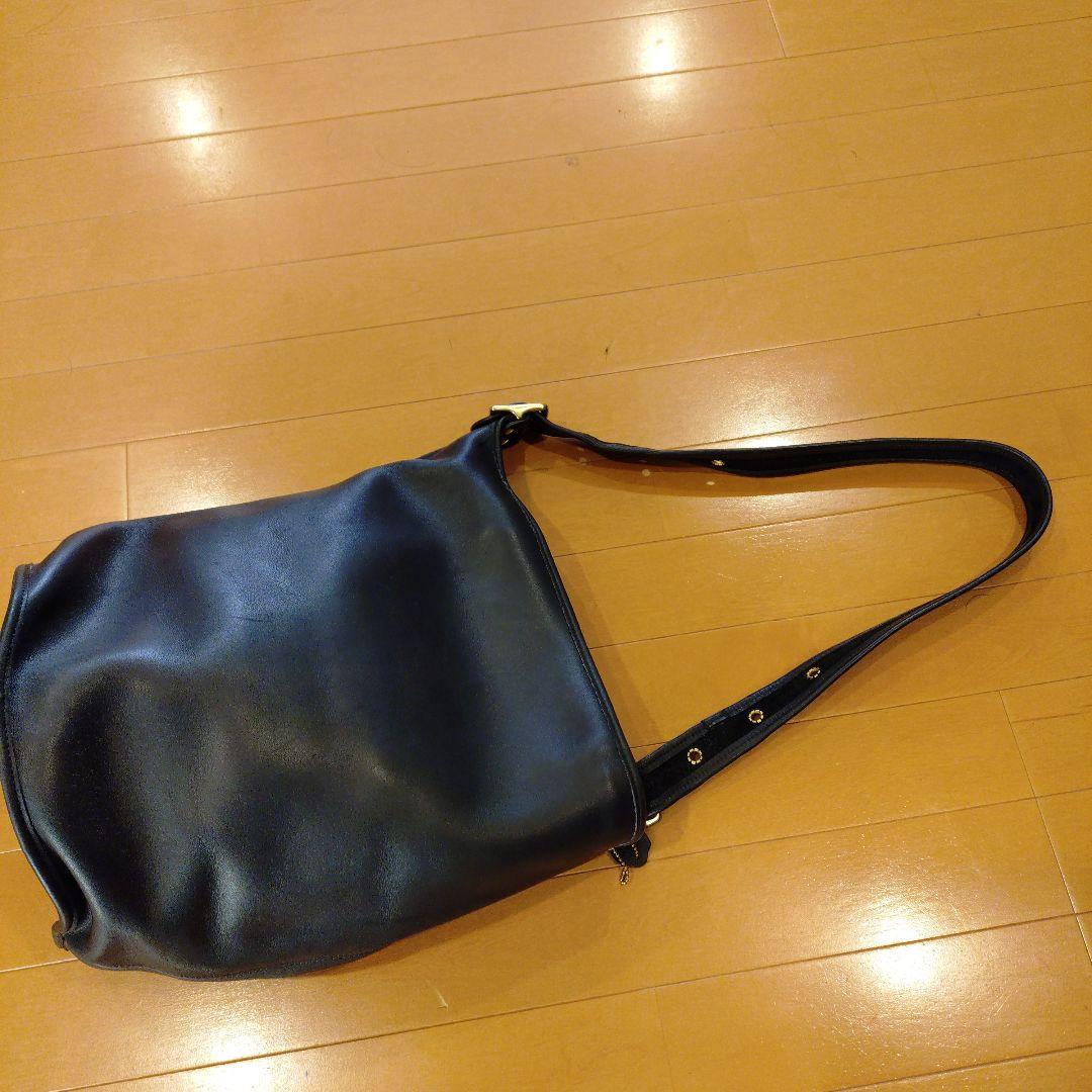 黒いレザーショルダーバッグ