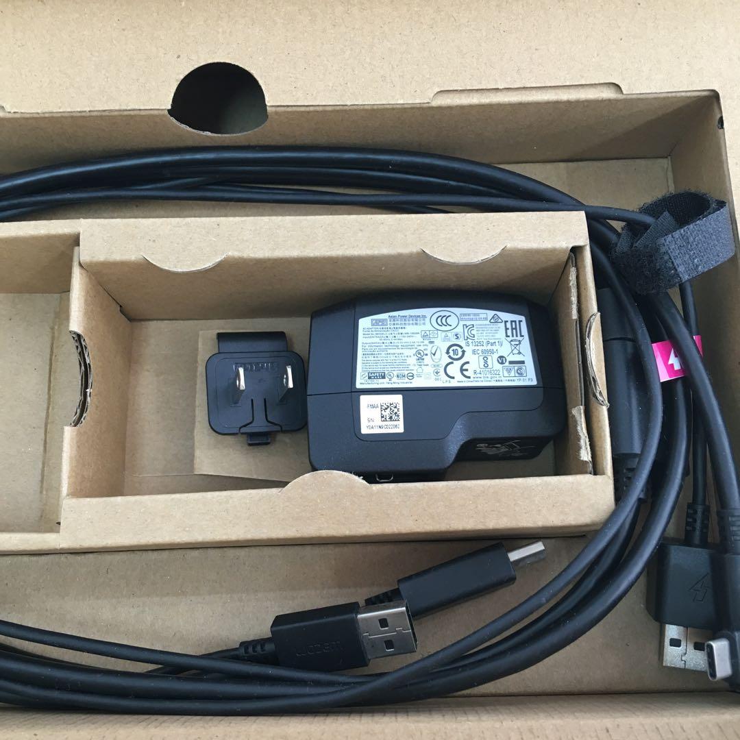 Wacom One Creative Pen Display 本体 専用ケース付