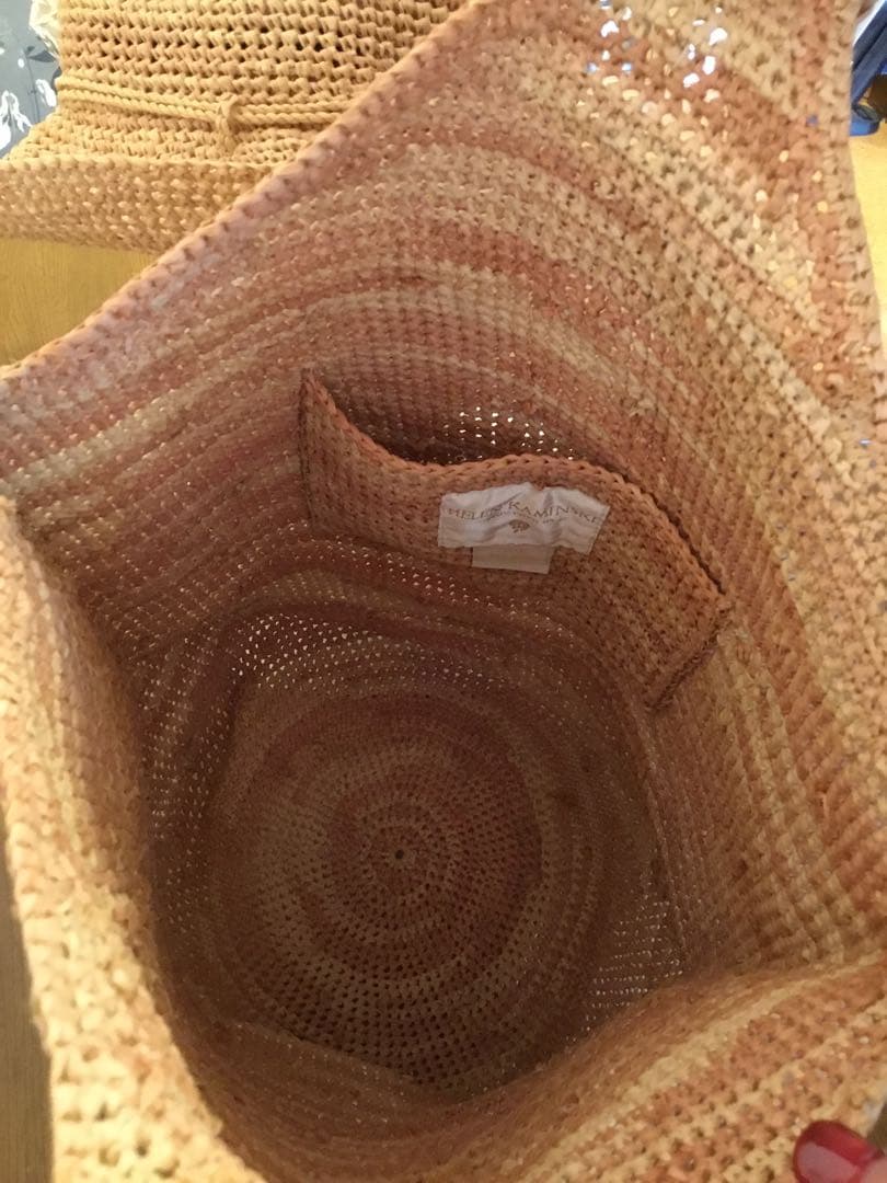 へレンカミンスキーの帽子とショルダーバッグ