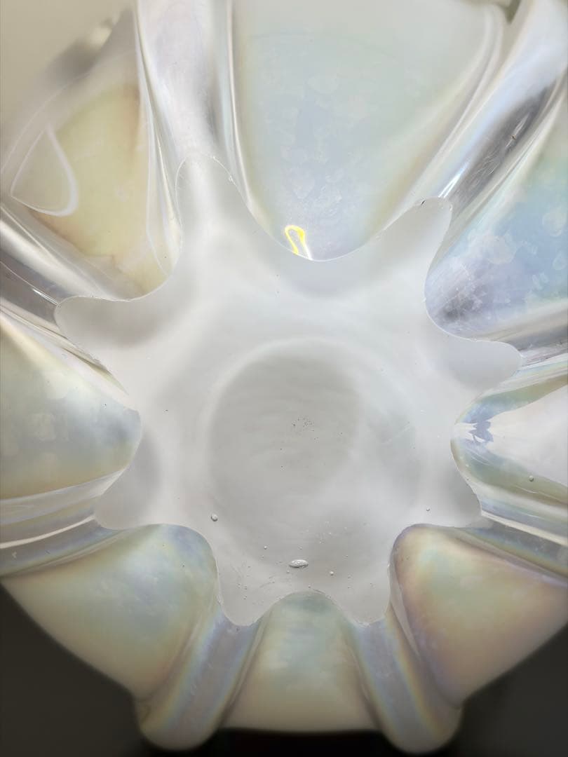 虹色の大型ガラス花瓶