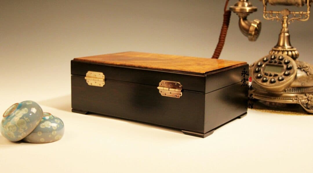 逸品の金樟の黒檀のアクセサリーの箱の赤い木の文は贈り物の宝石箱を収集します。