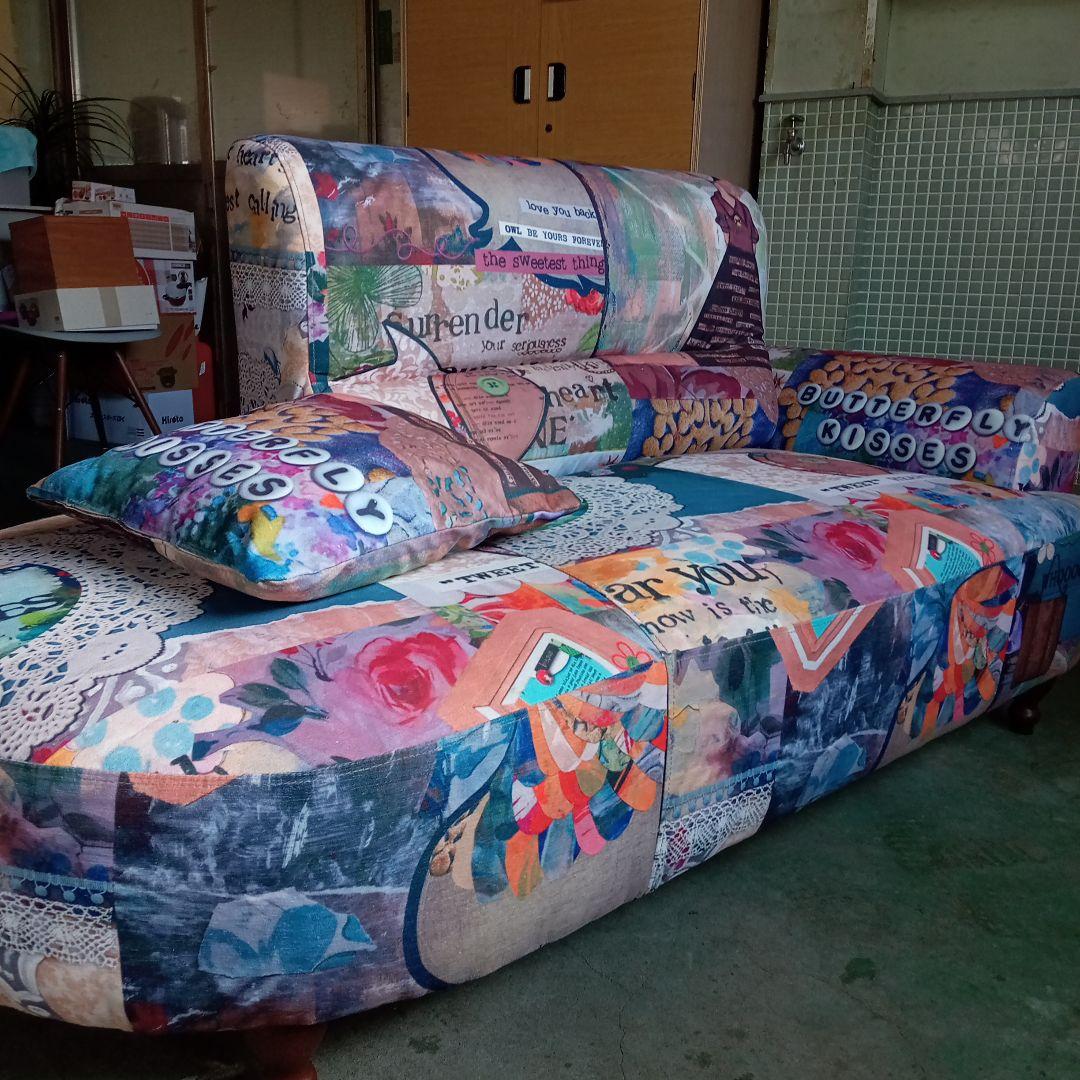 斬新カラフルポップ　パッチワーク柄　カウチソファー　共布クッション付き