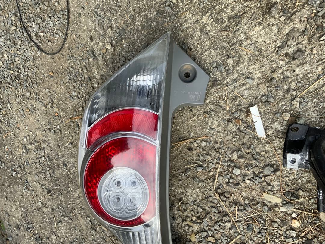 割れ無し　アクア NHP10 右テールランプ STANLEY 52-252