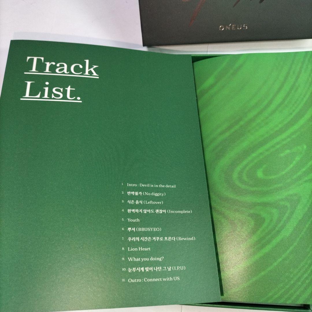 緑 ONEUS⭐ファヌン HWANWOONG⭐直筆サイン付き⭐️トレカ付き