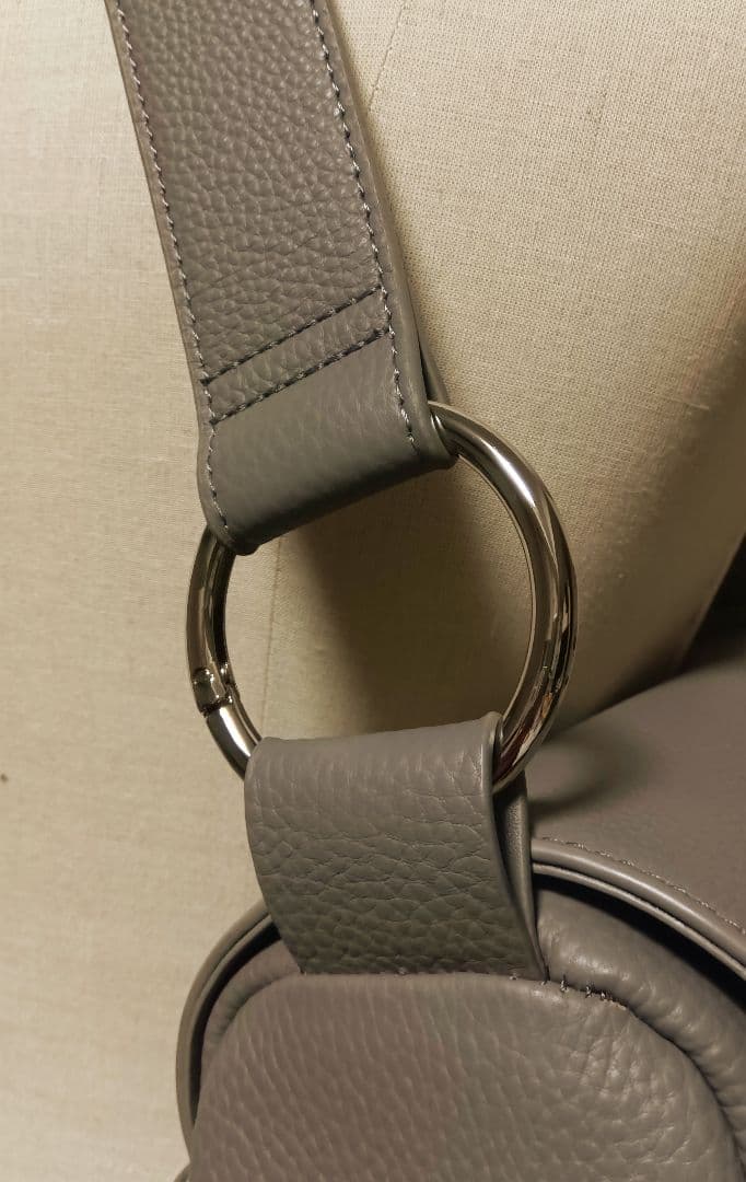 ビアズリー　ショルダーバッグ　レザーボディバッグ　グレイッシュベージュ