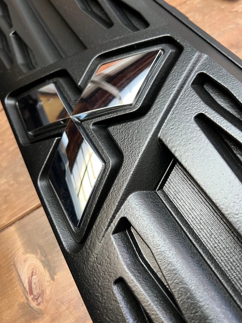 送料込み。新型デリカD5 フロントグリル周り一式 チッピング塗装品