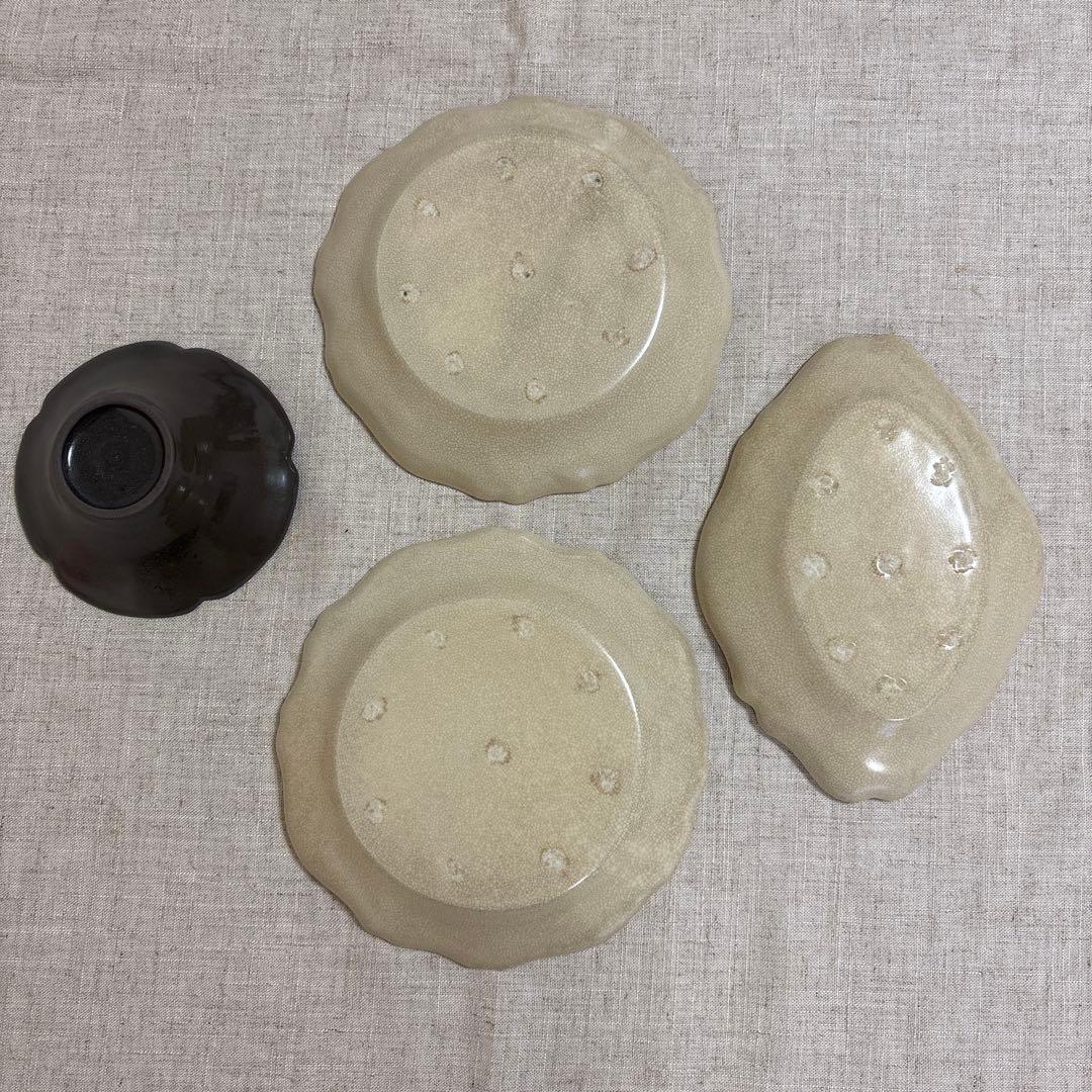 河合竜彦　レリーフ皿 3点　青灰花形鉢 1点　黒川登紀子　プレート　2枚