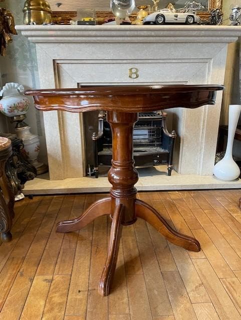 花柄インレイの木製円形テーブル