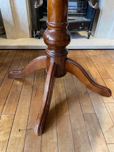 花柄インレイの木製円形テーブル