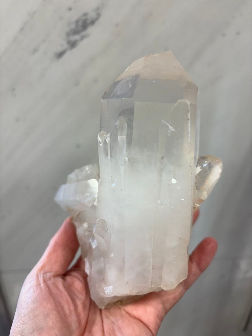 インド産　うっすらピンククォーツ　クラスター　太いポイント　1195g