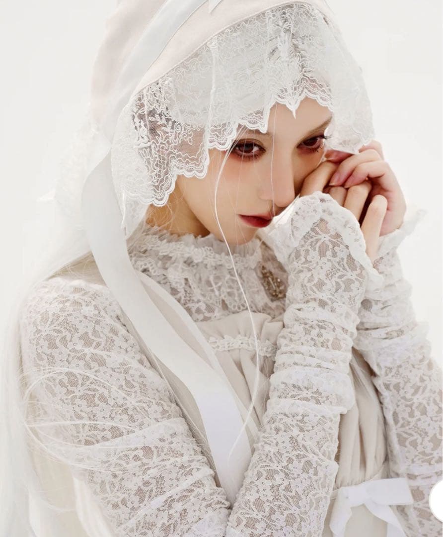 Moi-même-Moitié 燭台エンブレムボンネット