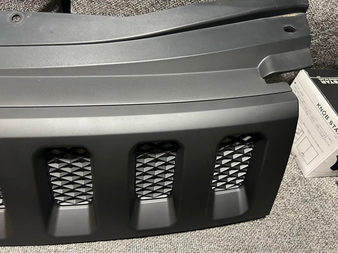 デリカＤ５‼️マッドブラック❗️フロントグリル　送料込み‼️カメラ付き