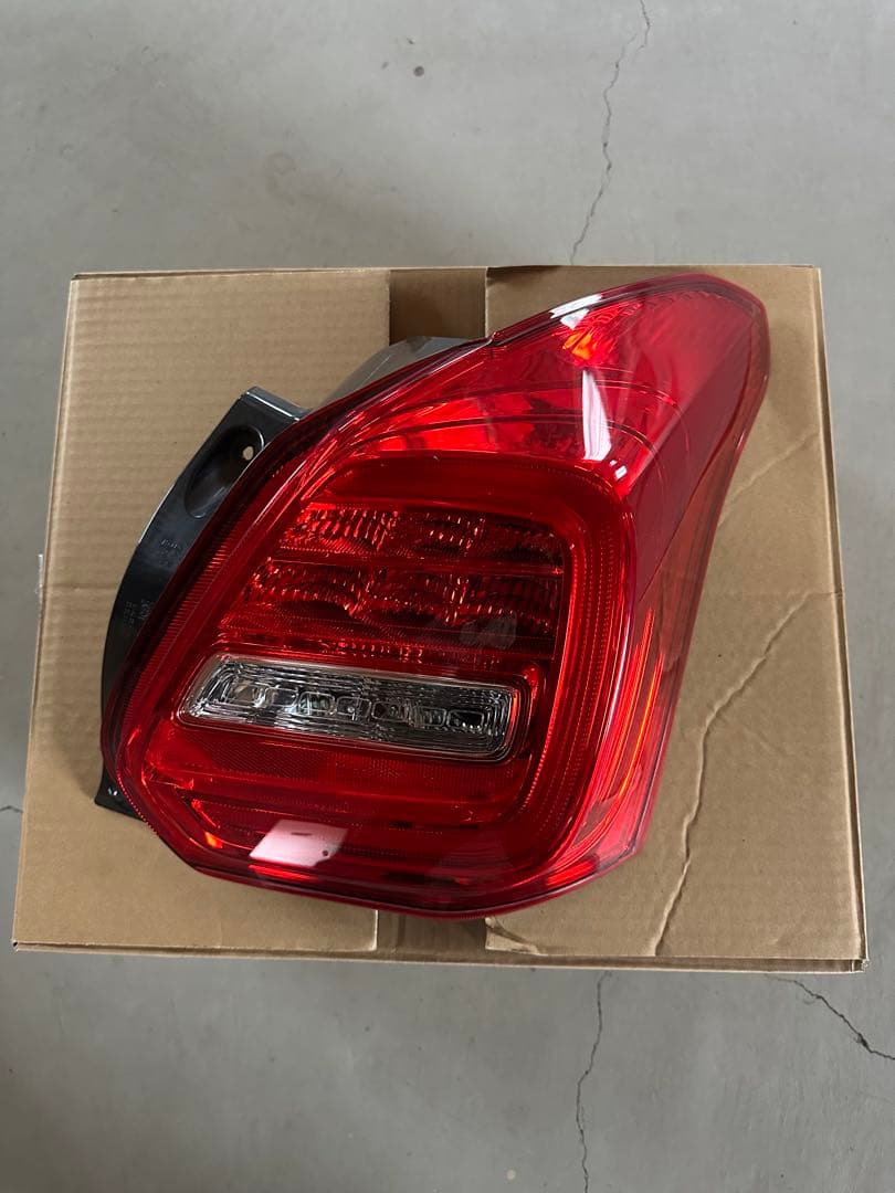 スイフト　左右テールライト