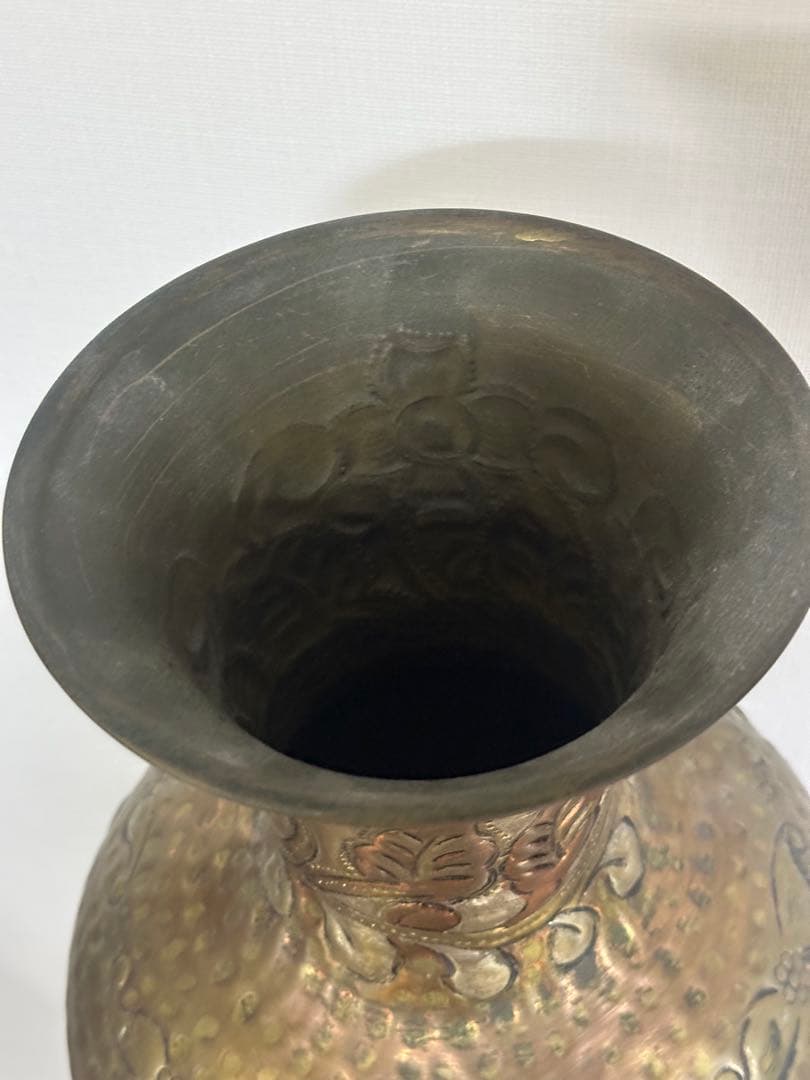 126 アンティーク金属製花瓶 花柄彫刻付き