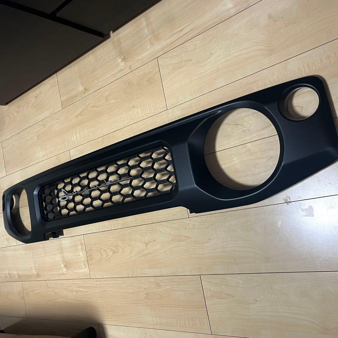ステー仕様　ジムニー JB64W JB74Wフロントグリルマットブラック