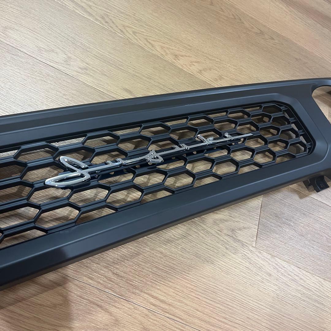 ステー仕様　ジムニー JB64W JB74Wフロントグリルマットブラック
