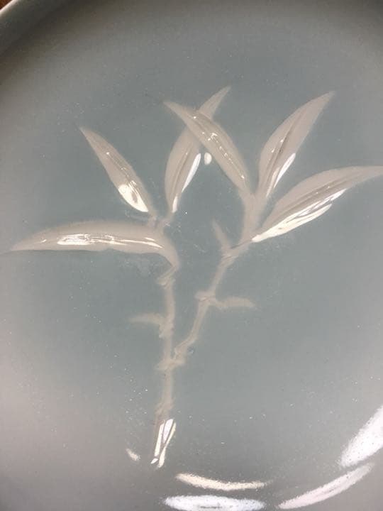 有田焼 俊右衛門の青白磁竹、梅、椿