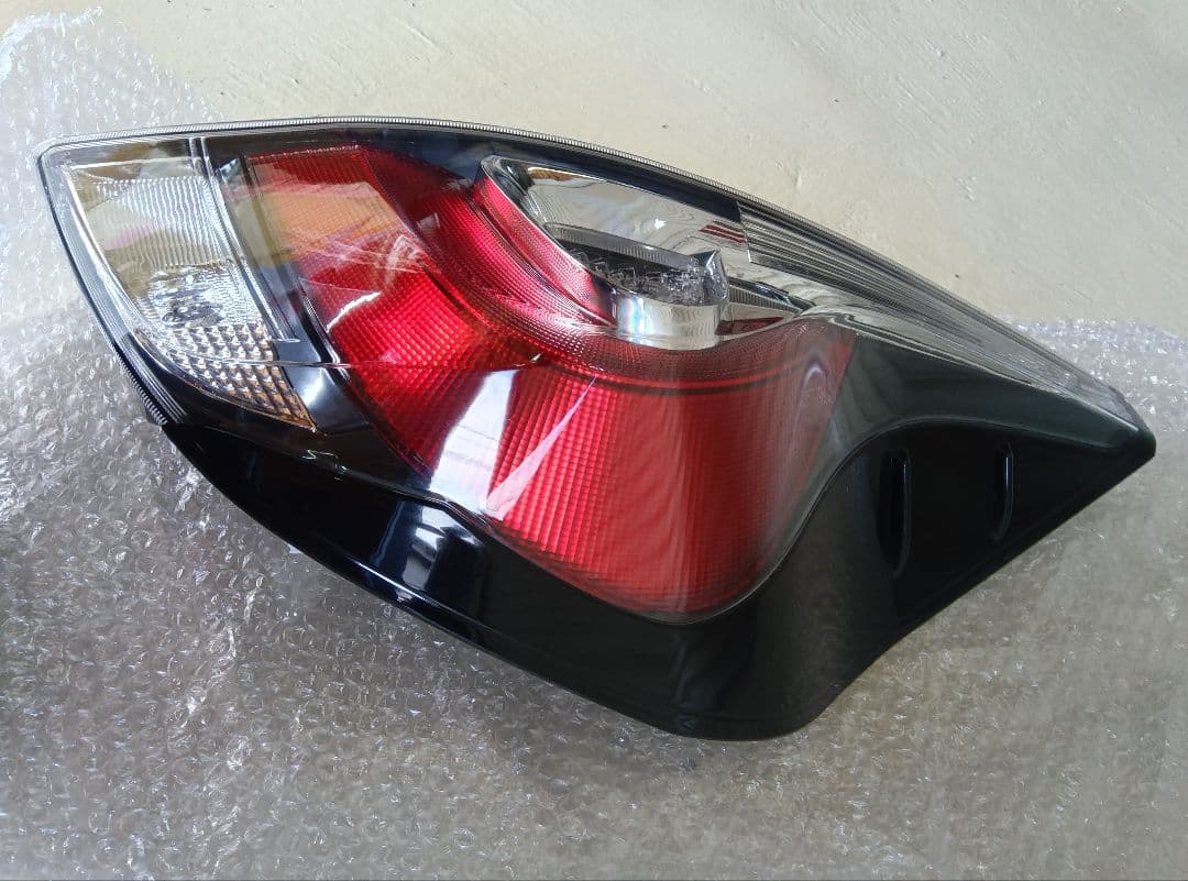 0300　　アクアnhp10 テールランプ　右