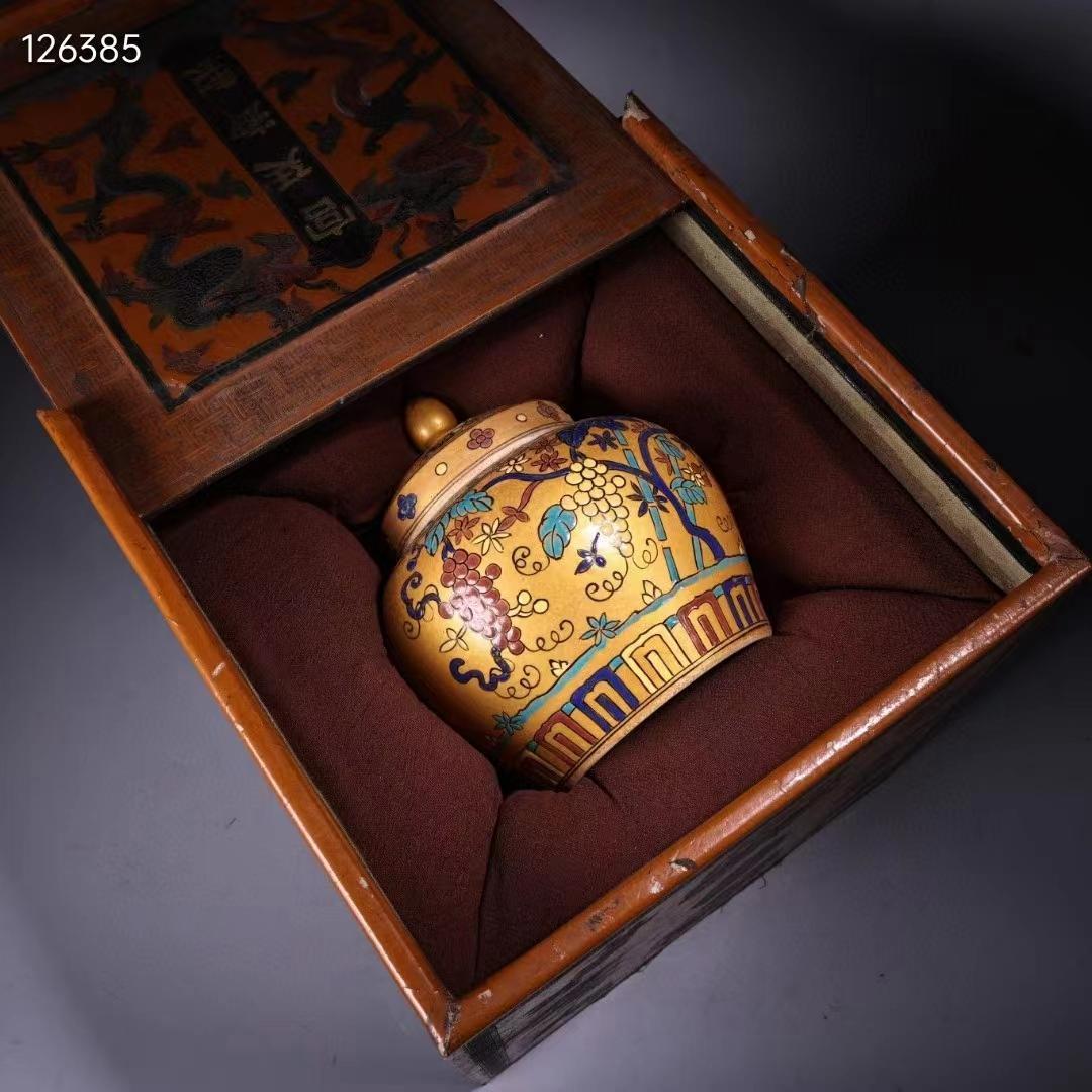 中国古美術・宮廷の御蔵品・純手描きの金粉彩磁器の壺・儲物缶・漆箱付・置物・案頭