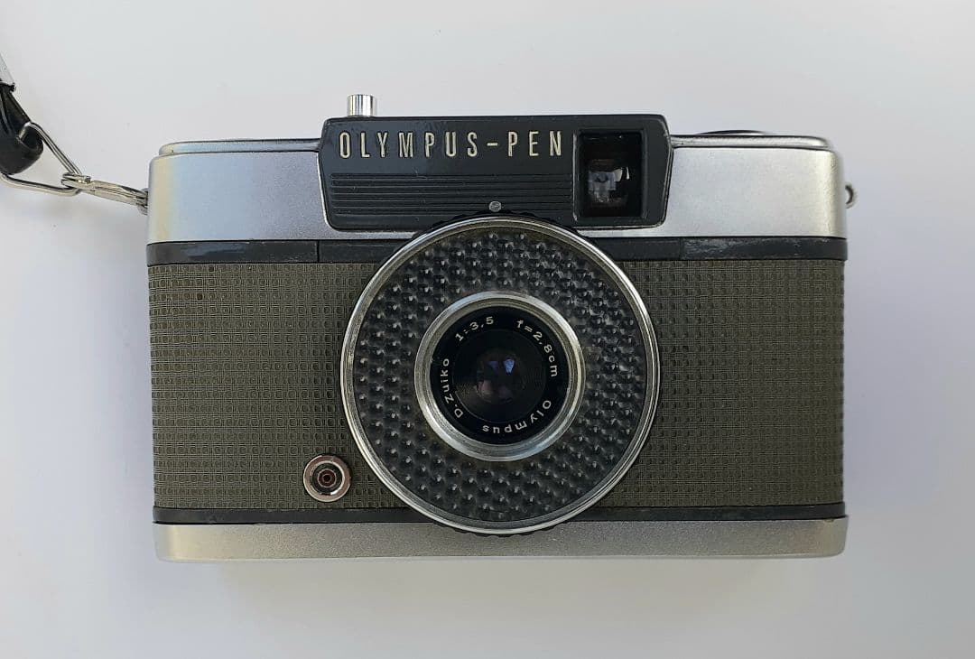 簡単EE撮影、フィルムが２倍に使えるハーフカメラの決定番「オリンパス・ペンEE」