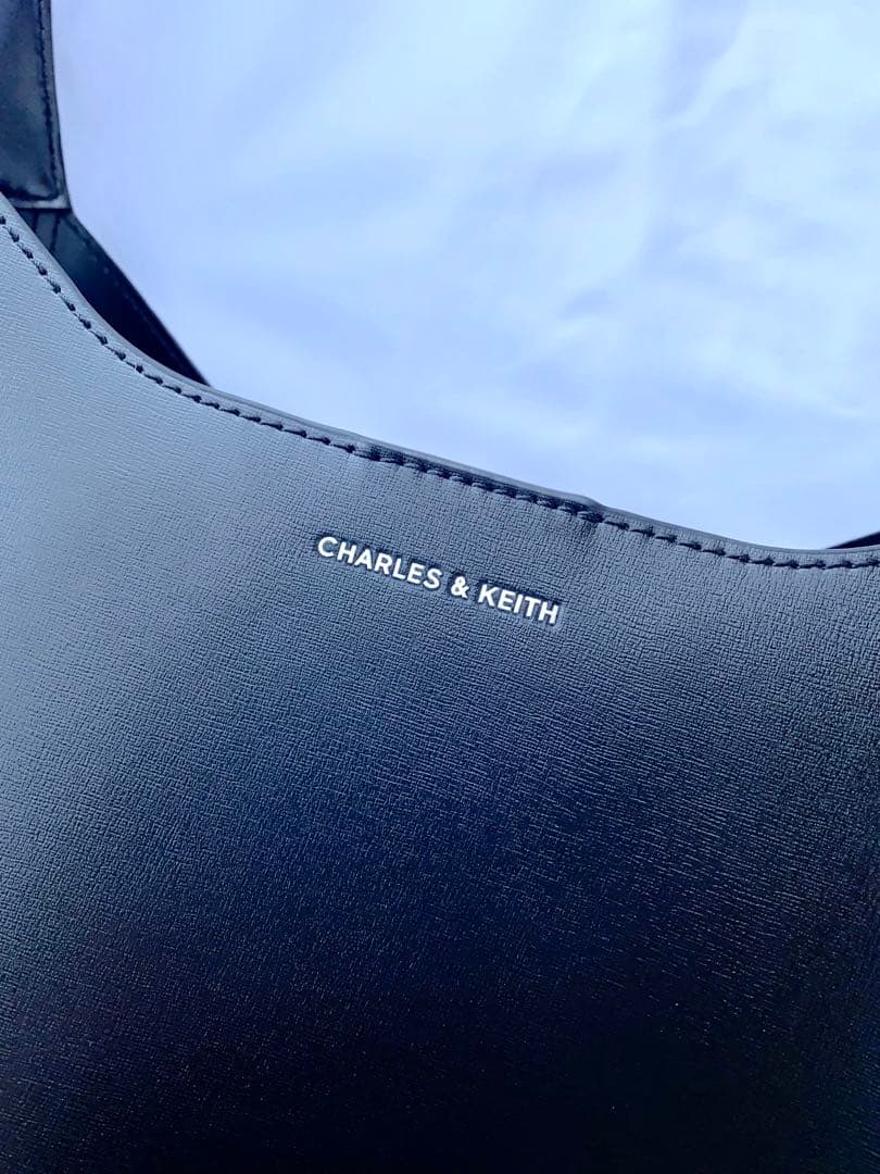 CHARLES & KEITH シグリッド ホーボーバッグ ノワールブラック黒