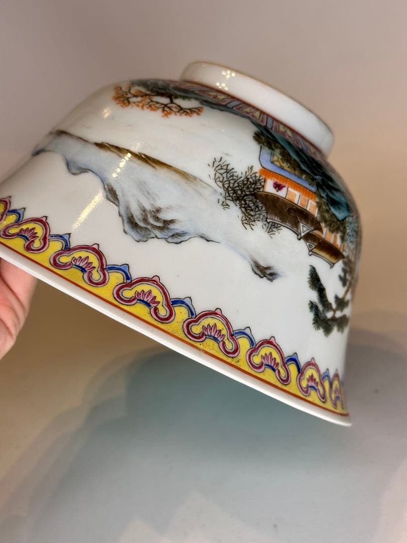 乾隆年製 底款 内側緑地 外側彩絵 人物風景文 碗 鉢古董品 衝線あり