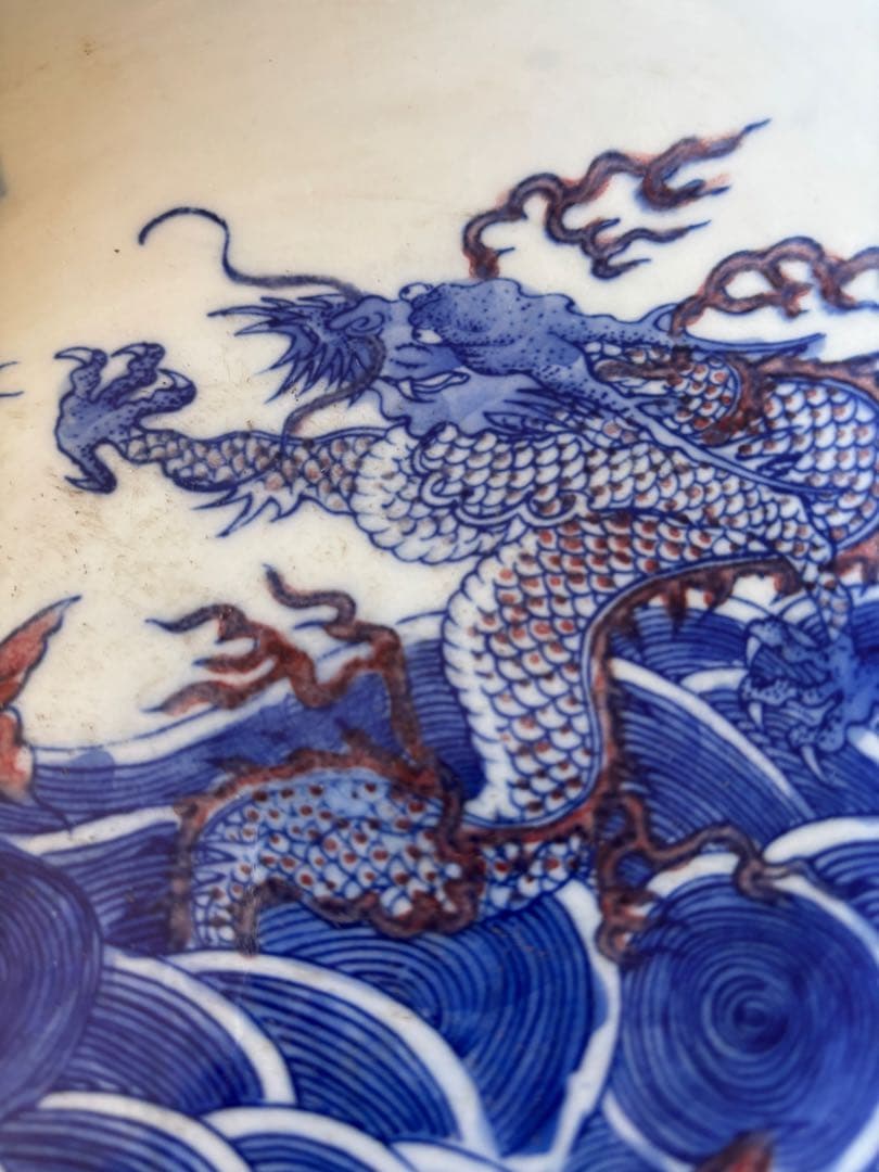 中国古美術品 青花釉裏紅 魚龍文 大皿 大清康煕年製 22.5cm